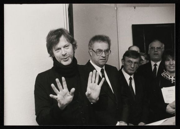 Eröffnung der Sonderausstellung „Mahnbilder“. Vorne links der Künstler Gerd Piepenhagen (Foto: Johannes Büttner, 1991)